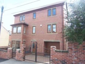 5 bedroom Detached t...